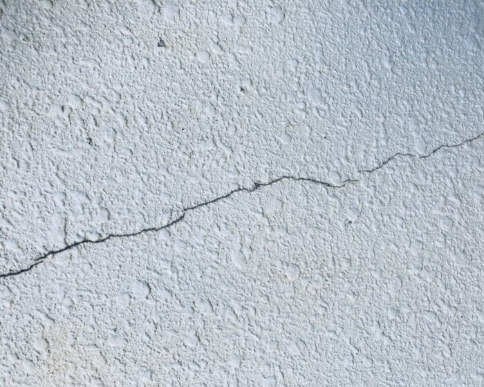 外壁に発生した細いひび割れ（ヘアクラック）の状態