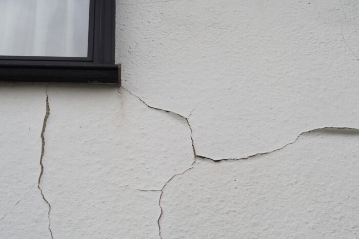 外壁のひび割れが広がっている状態