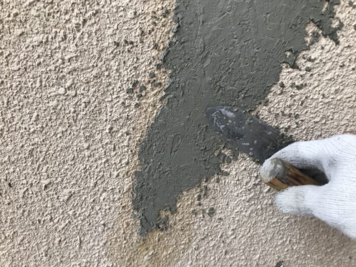 外壁のひび割れ部分を補修している作業の様子