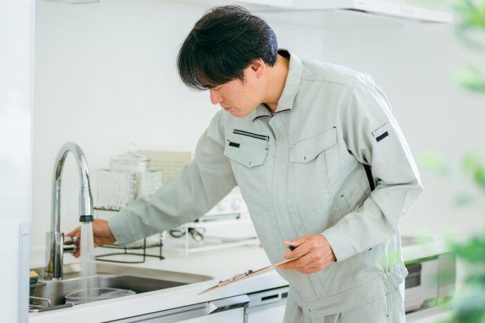 給湯器や水まわり設備を確認する点検スタッフ