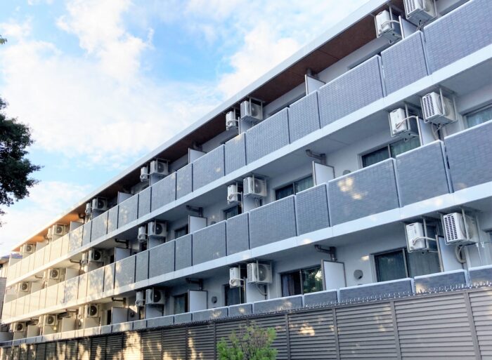 清潔感のあるマンション外観 安定した賃貸経営のイメージ