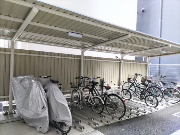 アパートの整理された駐輪場