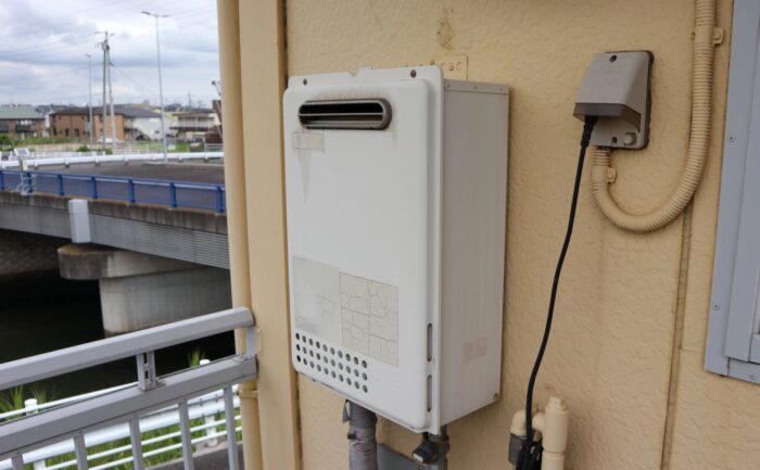 ベランダに設置された経年劣化した給湯器