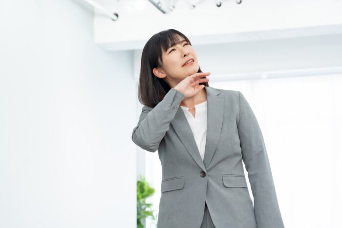 エアコンの不具合を確認している様子