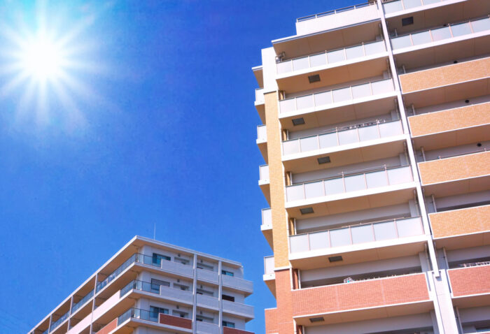 気温上昇による影響を受けるマンション外観