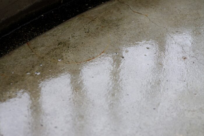 雨の日に濡れた共用廊下の様子