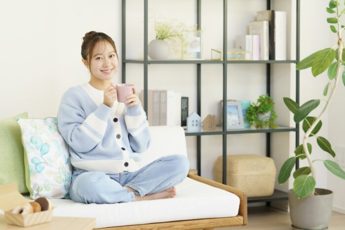 快適な住環境でくつろぐ賃貸住宅の入居者