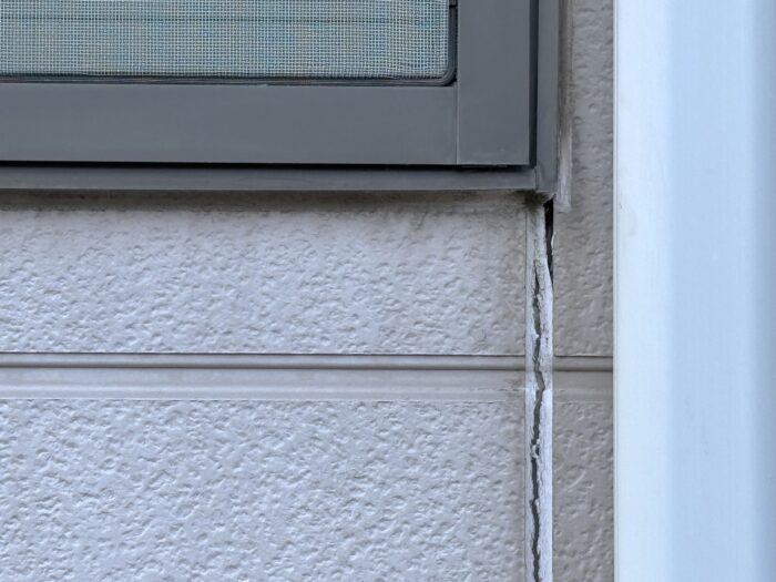 劣化したコーキング部分のひび割れ