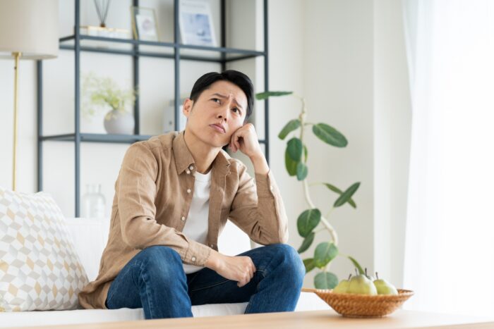 設備への不満を感じながら部屋で考える入居者