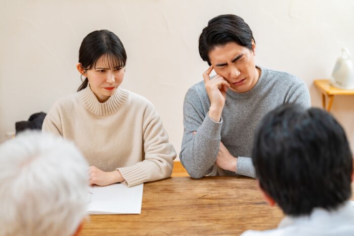 賃貸物件の修繕費や費用負担について話し合うオーナーと関係者
