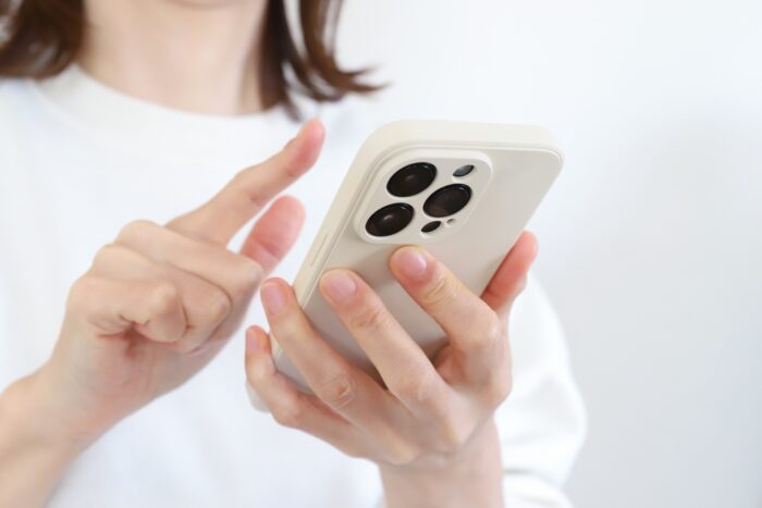 スマートフォンで賃貸物件や設備情報を確認する様子