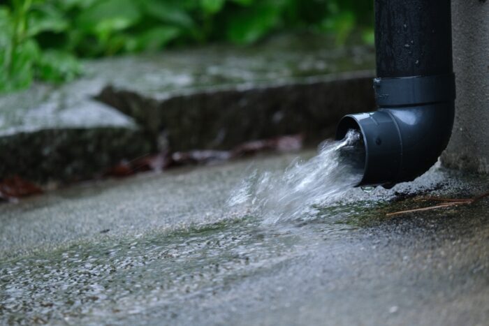 雨どいから雨水が排水されている様子