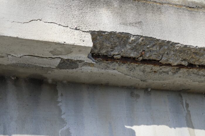 外壁塗装が劣化して塗膜が剥がれた建物