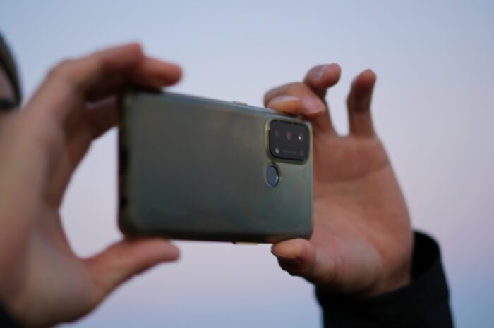 スマートフォンで建物の気になる箇所を撮影する様子