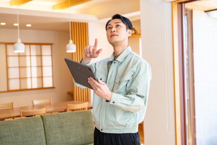 建物の状態を確認する点検担当者の様子