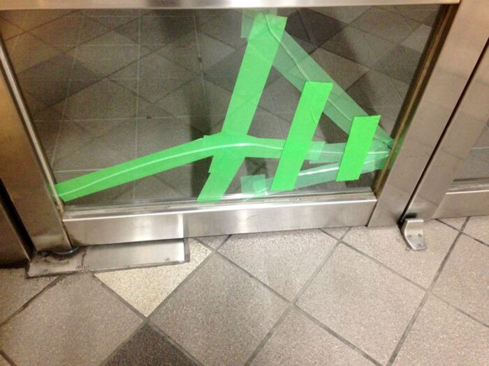 ひび割れ部分をテープで補修したガラス