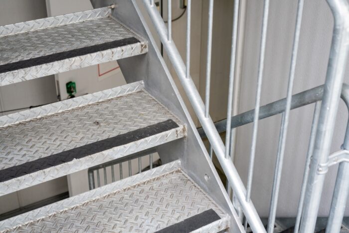 マンションの共用部に設置された鉄製階段と手すり