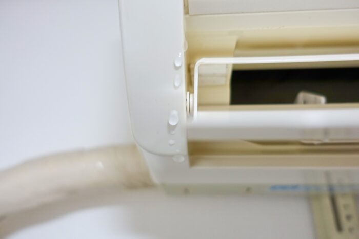 エアコンの室内機から水滴が垂れている様子