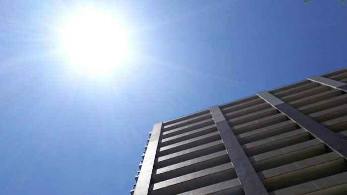 夏の強い日差しを受けるマンション