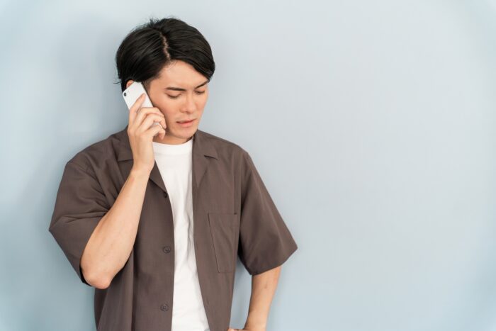 エアコンの水漏れについて電話で連絡する入居者のイメージ