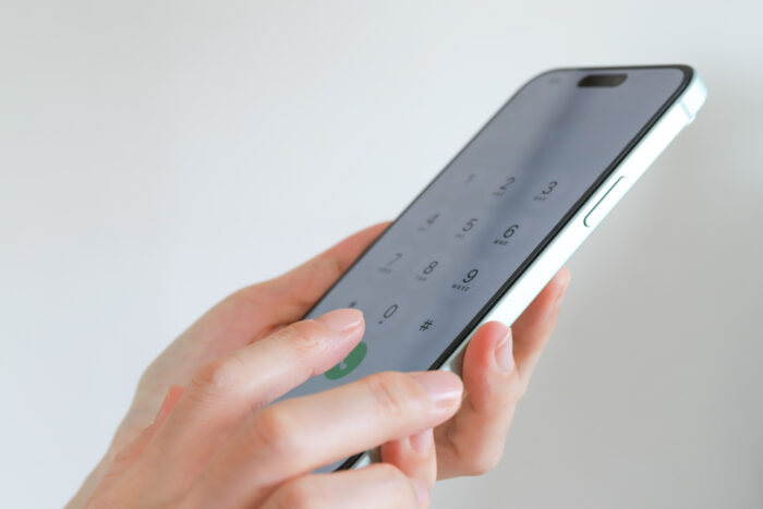 スマートフォンで管理会社へ連絡するイメージ