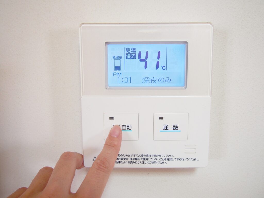 給湯器リモコンのエラーや温度を確認する様子