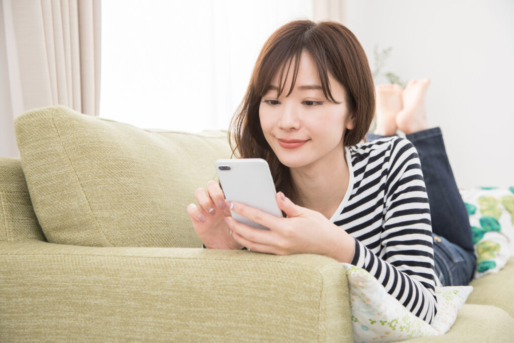 スマートフォンで賃貸物件のネット掲載を確認する入居希望者