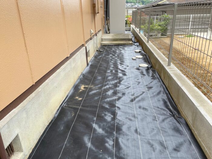 アパート建物まわりに防草シートを施工した様子