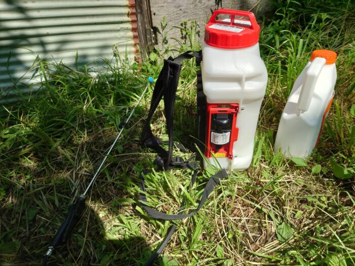液体タイプの除草剤と散布器具を準備した様子