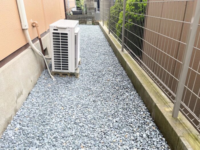アパート建物まわりに砂利を敷いて雑草対策を行った様子