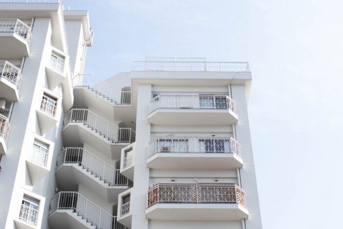 地上から見上げたマンションの外観