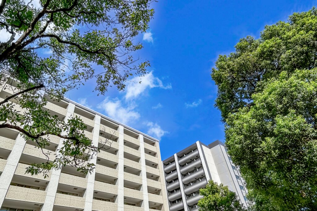 梅雨明けの青空の下に建つアパート・マンションの外観