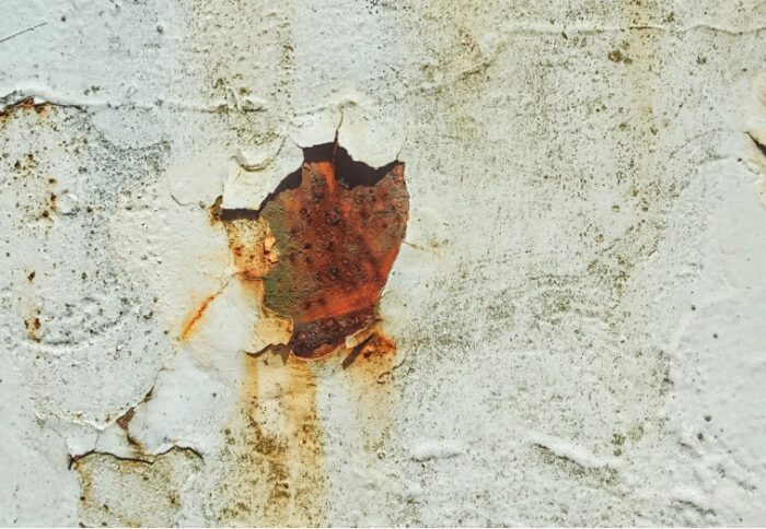 塗装が剥がれ茶色いサビ汁が見られる鉄部