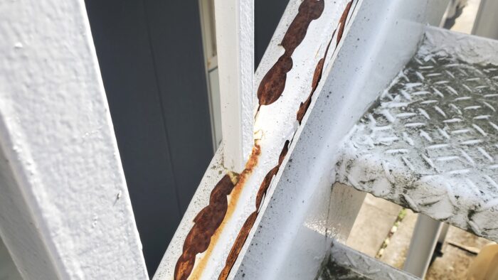 塗装の剥がれとサビが広がった鉄部