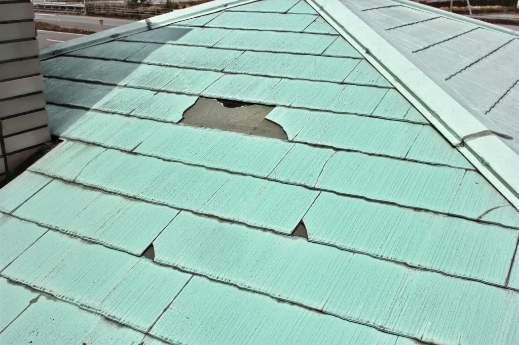 屋根材が剥がれ破損している屋根
