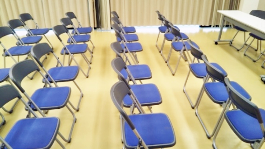 大部屋に並べられた沢山のパイプ椅子