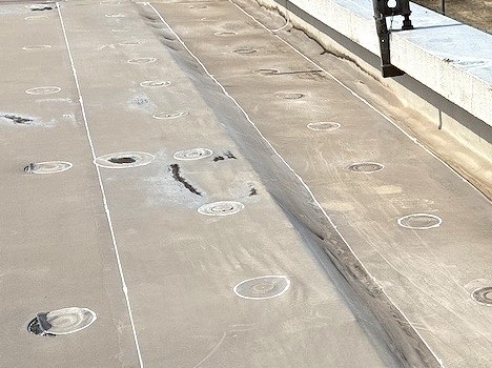 コンクリートに破れや雨浮きがある写真
