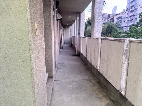 共用部廊下のコンクリート劣化の写真