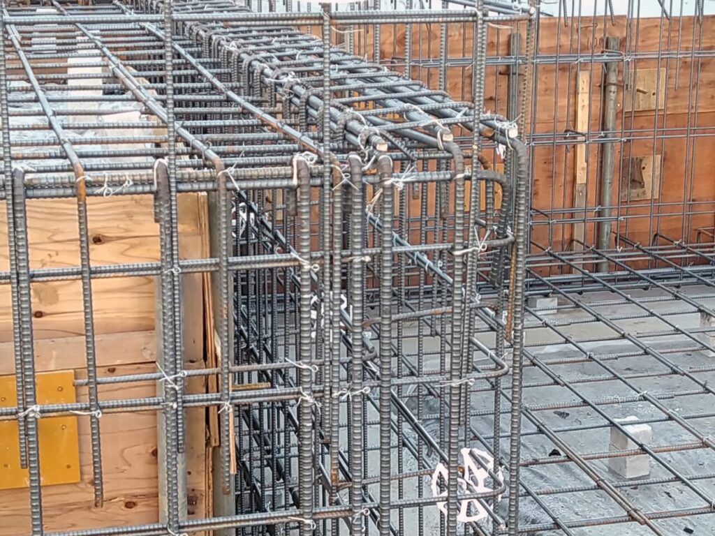 鉄筋コンクリート造の建築現場で組まれた柱や梁の鉄筋